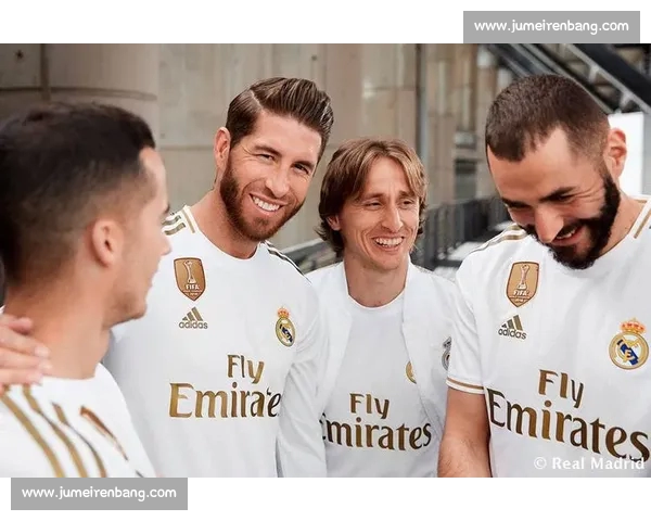 西甲手机版全新赛季体验解析足球迷必备指南实时数据战术社区互动 西甲手机版全新赛季体验解析足球迷必备指南实时数据战术社区互动